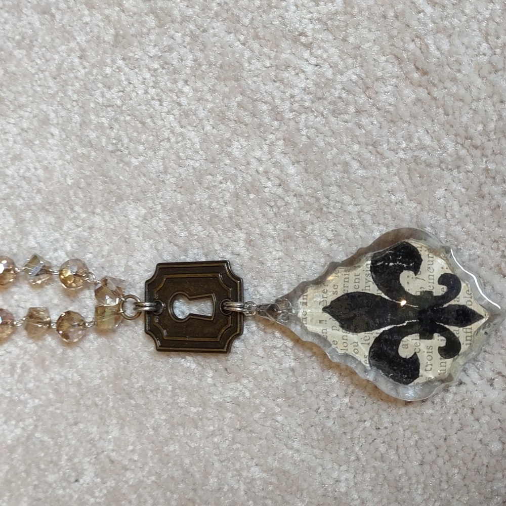 Pretty Necklace - Picture 2 of 5